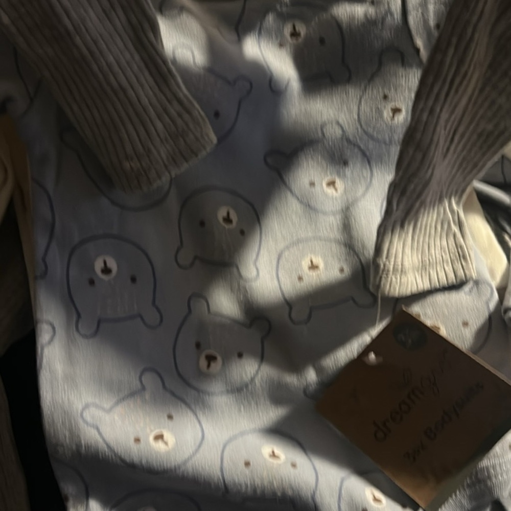 3 bodysuits - Picture 4 of 4